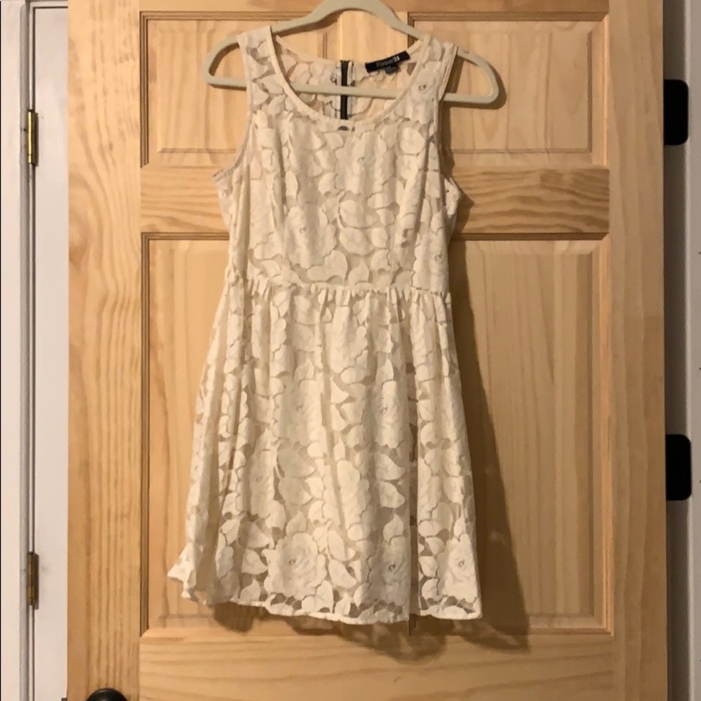 Forever 21 Lace cream dress with lining